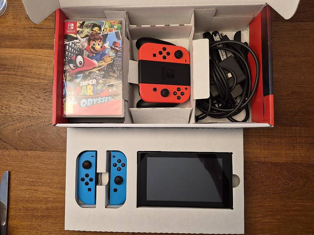 Nintendo Console: Nintendo Switch Konsole mit 4 Spielen – Usato da Büren an der Aare venduto da Eis_am_stiel