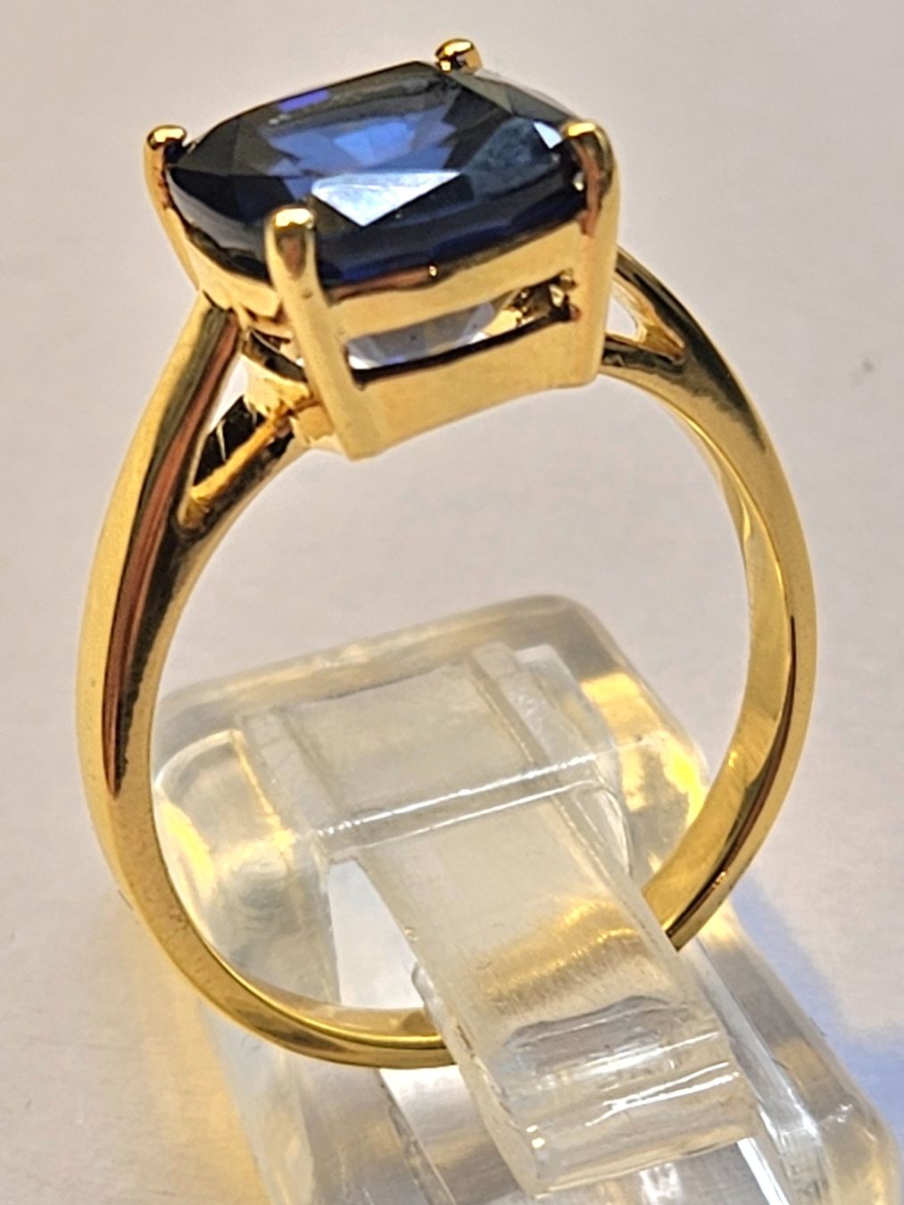 Anelli: Goldring mit grossem, blauem Safir – Nuovo e nell'imballaggio originale da Zürich venduto da adriben 4
