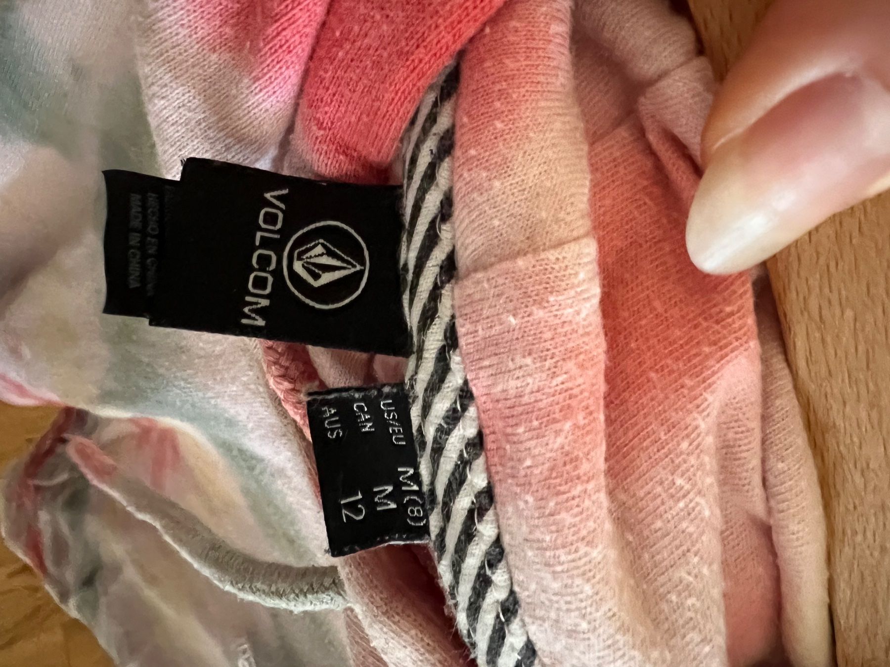 Maglioni & Felpe: Volcom Kapuzenpullover Batik Muster Grösse M getragen – Usato da Bedigliora venduto da madame_pompidou 2