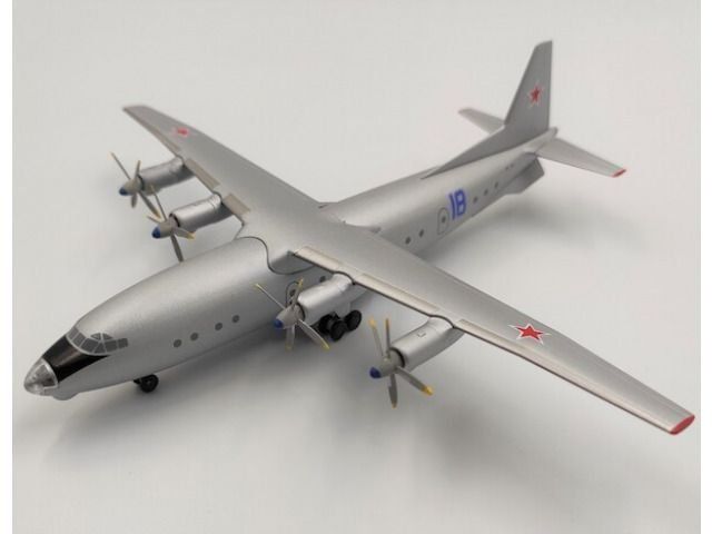 Kit di modellismo & Modellini statici: Antonov An-10 Soviet Air Force blaue 18   1/200 – Nuovo e nell'imballaggio originale da Hochfelden venduto da KUM-Modelle