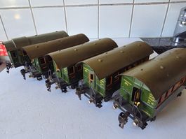 4 Stück Personen- und 1 Stück Gepäckwagen