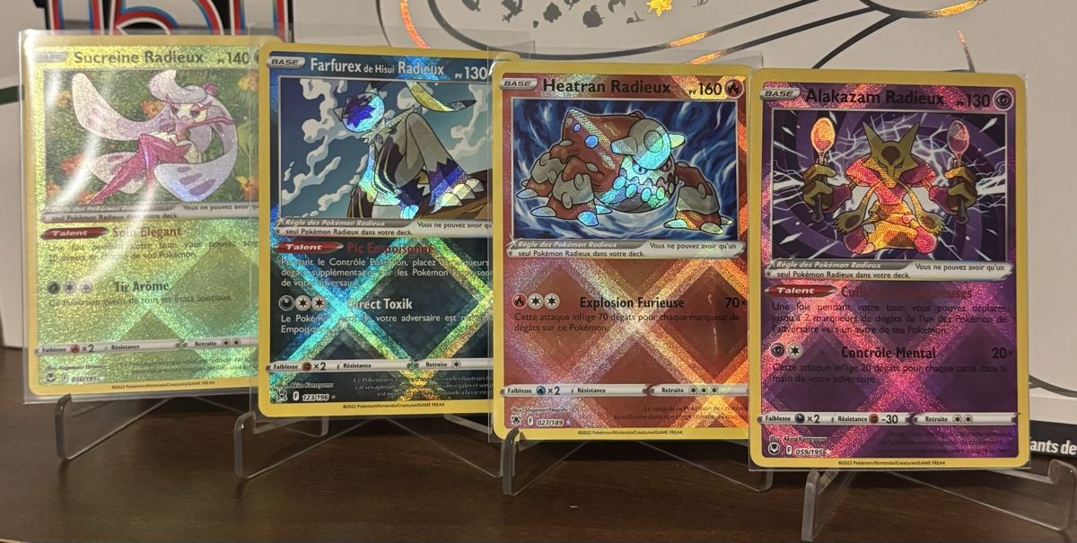 Pokémon Sammelbilder & Trading cards: Lot de 4 cartes Pokémon Radieux - État impeccable! – Gebraucht aus Grand-Lancy von Mario64