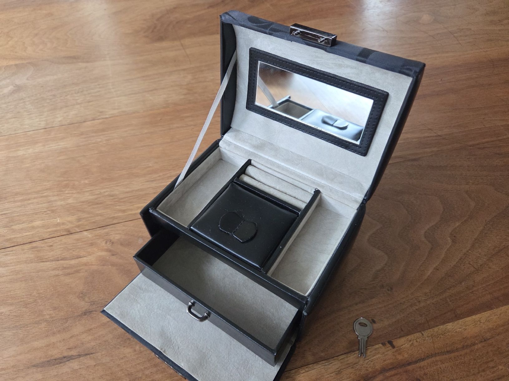Coffres: Schmuck Schatulle Koffer Kästchen – D'occasion à Rothenburg par A 1