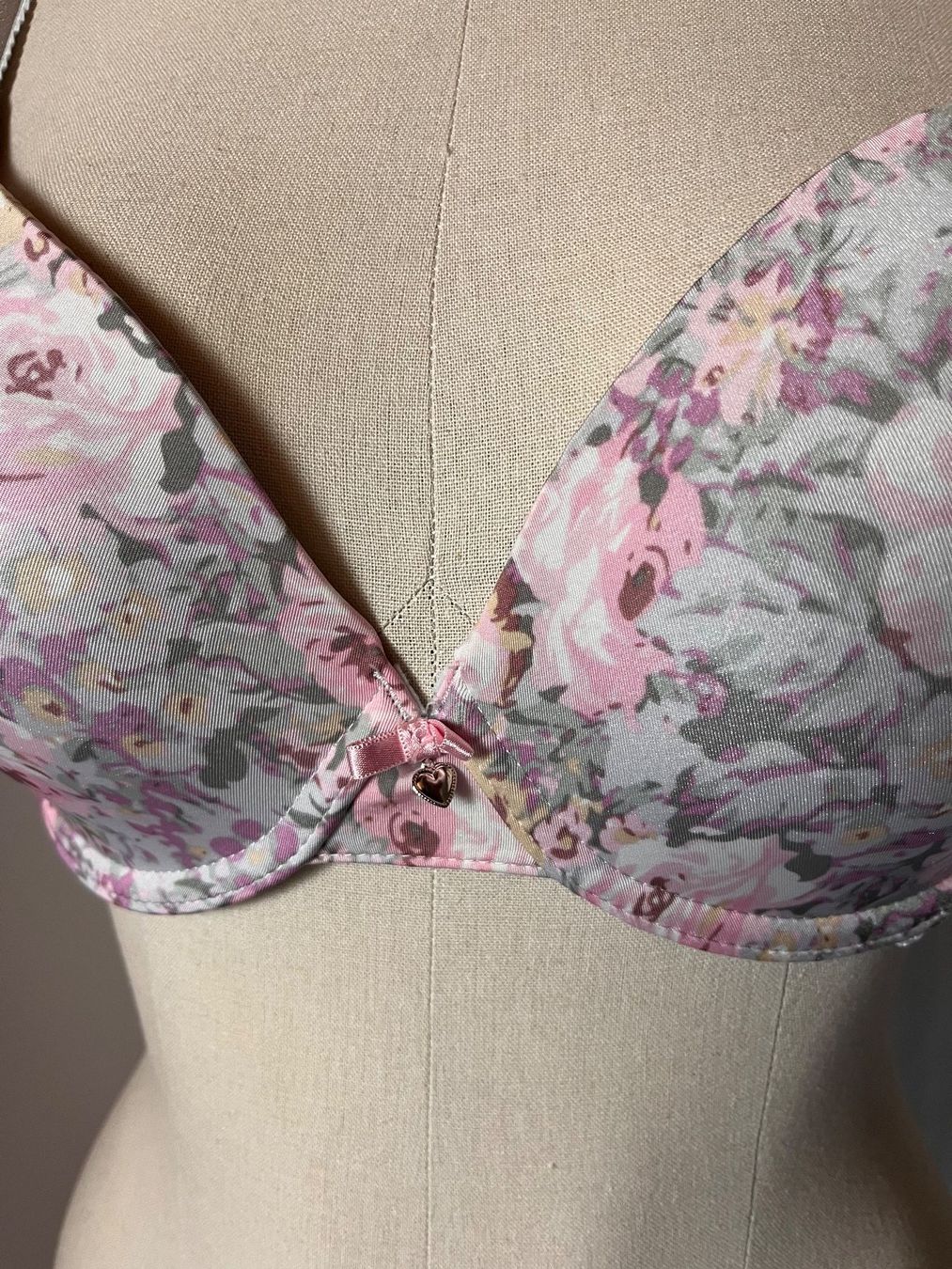 Sassa Sonstige Unterwäsche: SASSA, Schalen-BH, Grösse 85B, Farbe Hellgrau/Blumenmuster – Neu und originalverpackt aus Rudolfstetten von gst_g7xl 1
