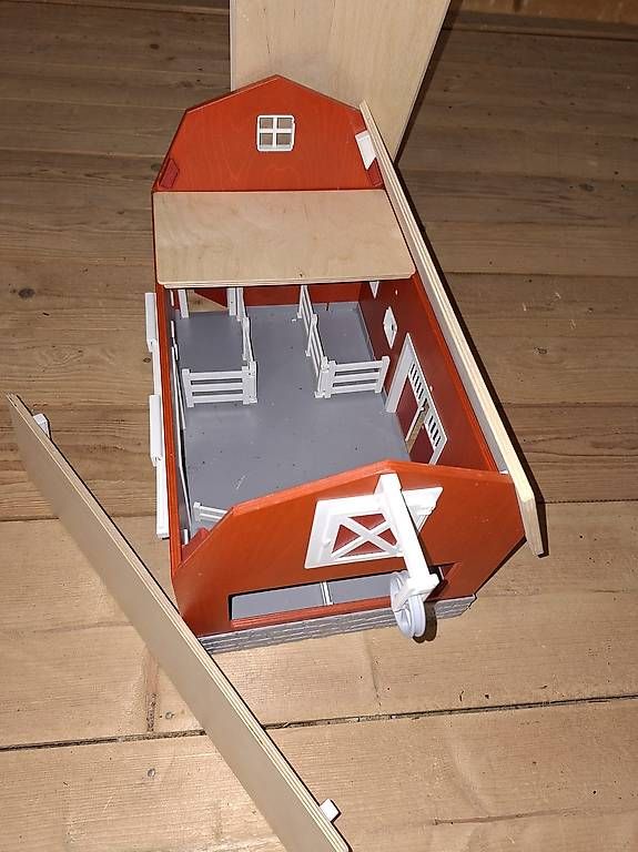 Jouets: Stall aus Holz und Kunstoff – D'occasion à Niederönz par VN900