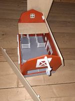 Stall aus Holz und Kunstoff