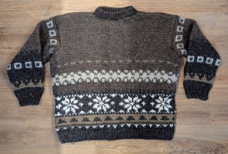 Handgestrickter Wollpullover