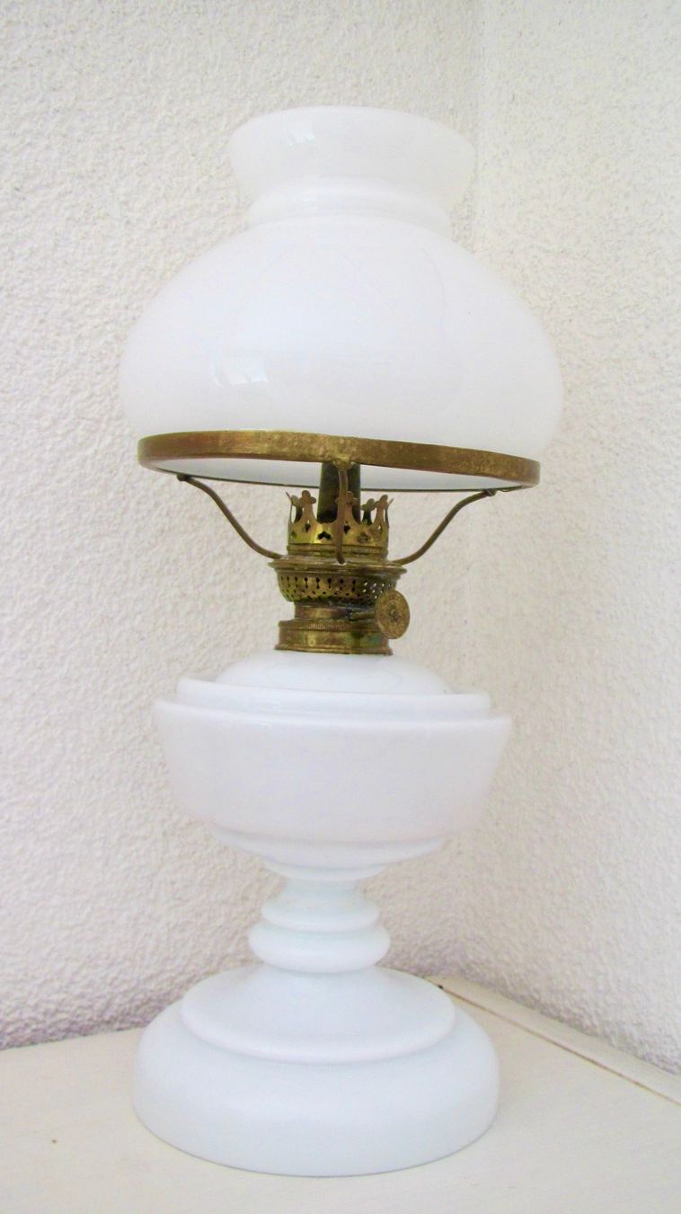 Lampade: LAMPE A PETROL EN OPALINE ANCIENNE – Usato da Murten venduto da Selliot