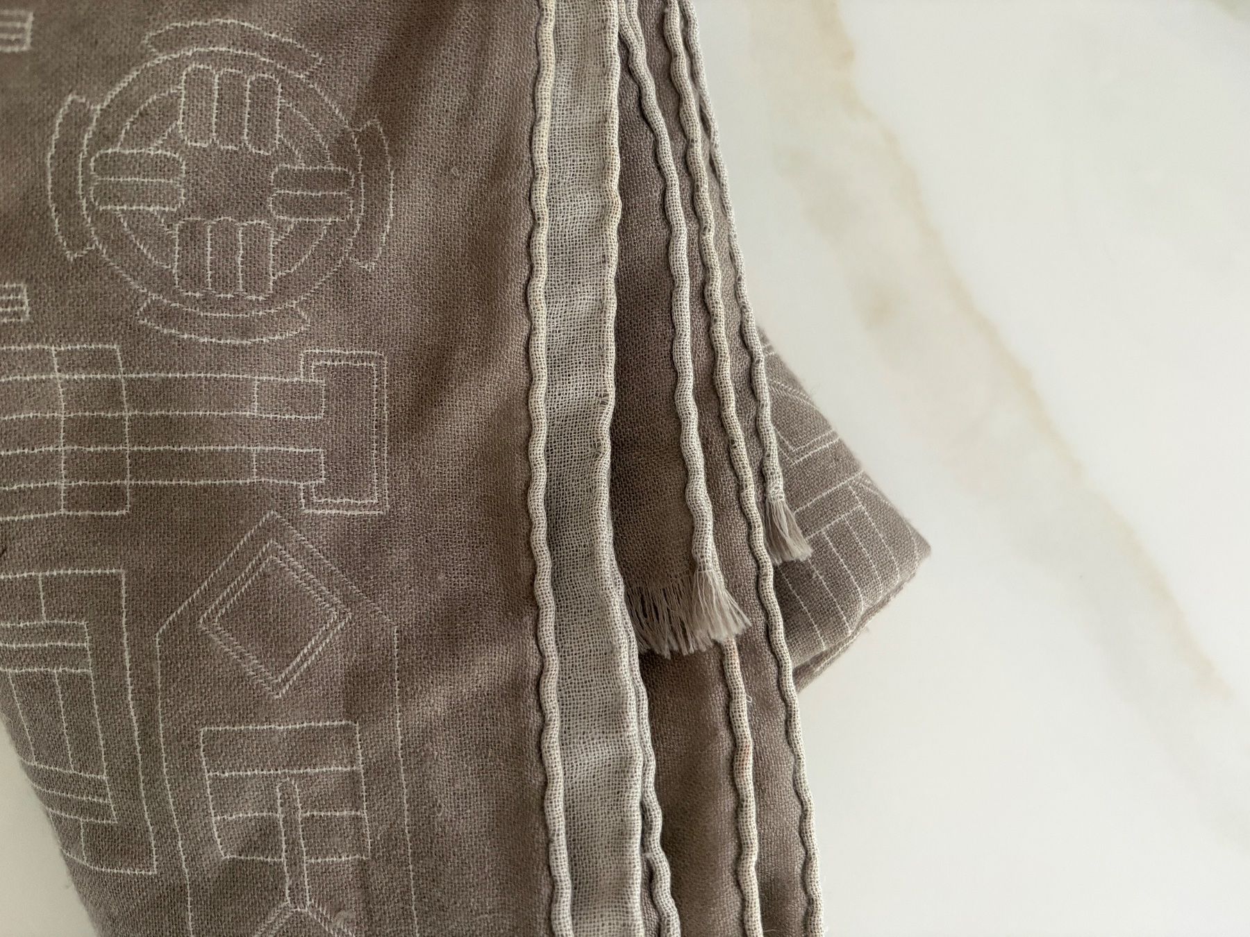 Hermès Foulard & Sciarpe: Écharpe Hermès Réversible "Pièces Détachées" – Usato da Cologny venduto da PINKCLOSET 2