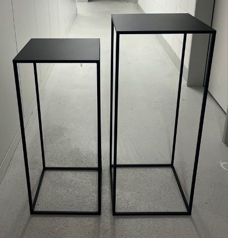 Set de table et chaises: 2 Schwarze Beistelltische – D'occasion à Männedorf par Vespi012 3