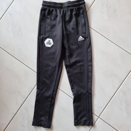 Lässige schwarze Adidas Trainerhose in der Gr. 140