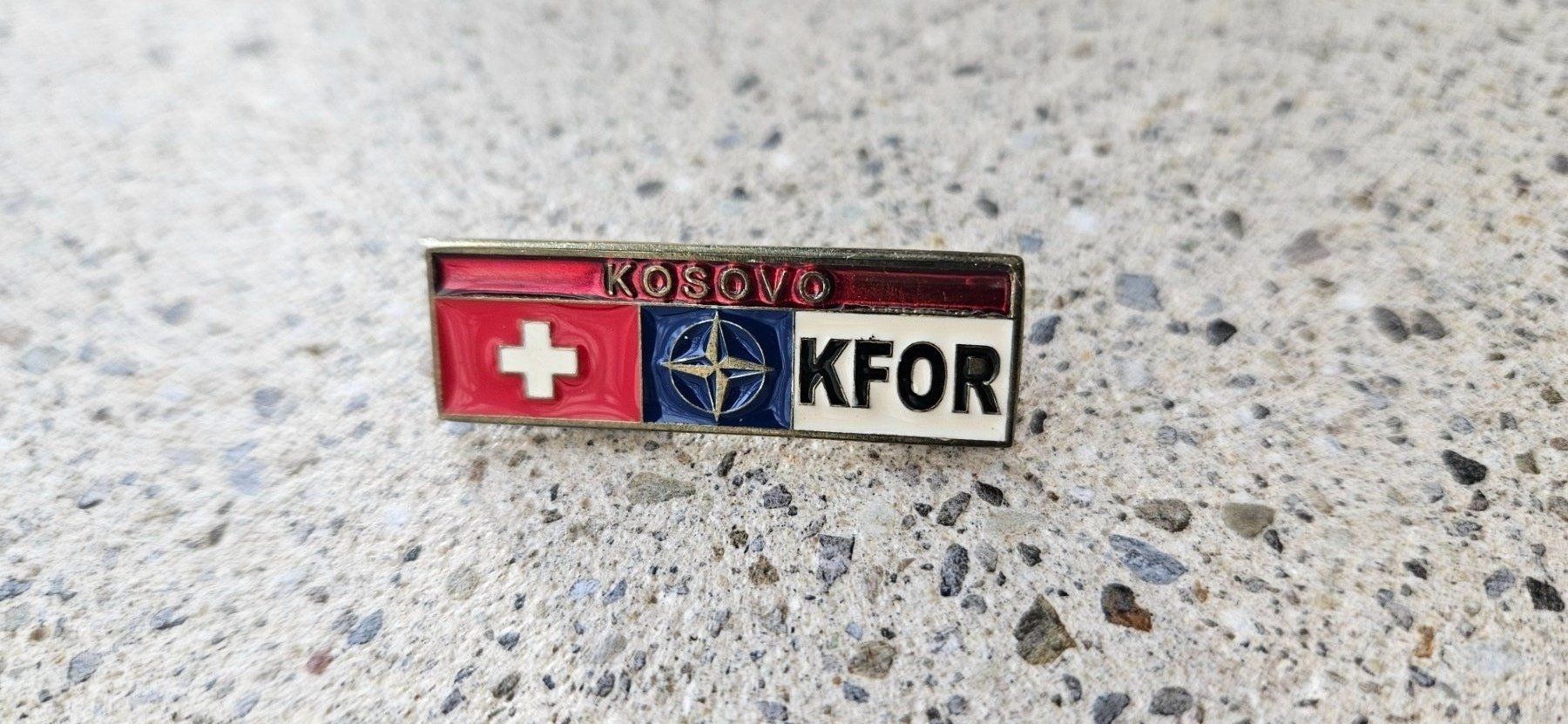 Schweizer Armee Placchette & Badge: *** Kfor Swisscoy Pin *** – Nuovo e nell'imballaggio originale da Riedholz venduto da fr_sIruP