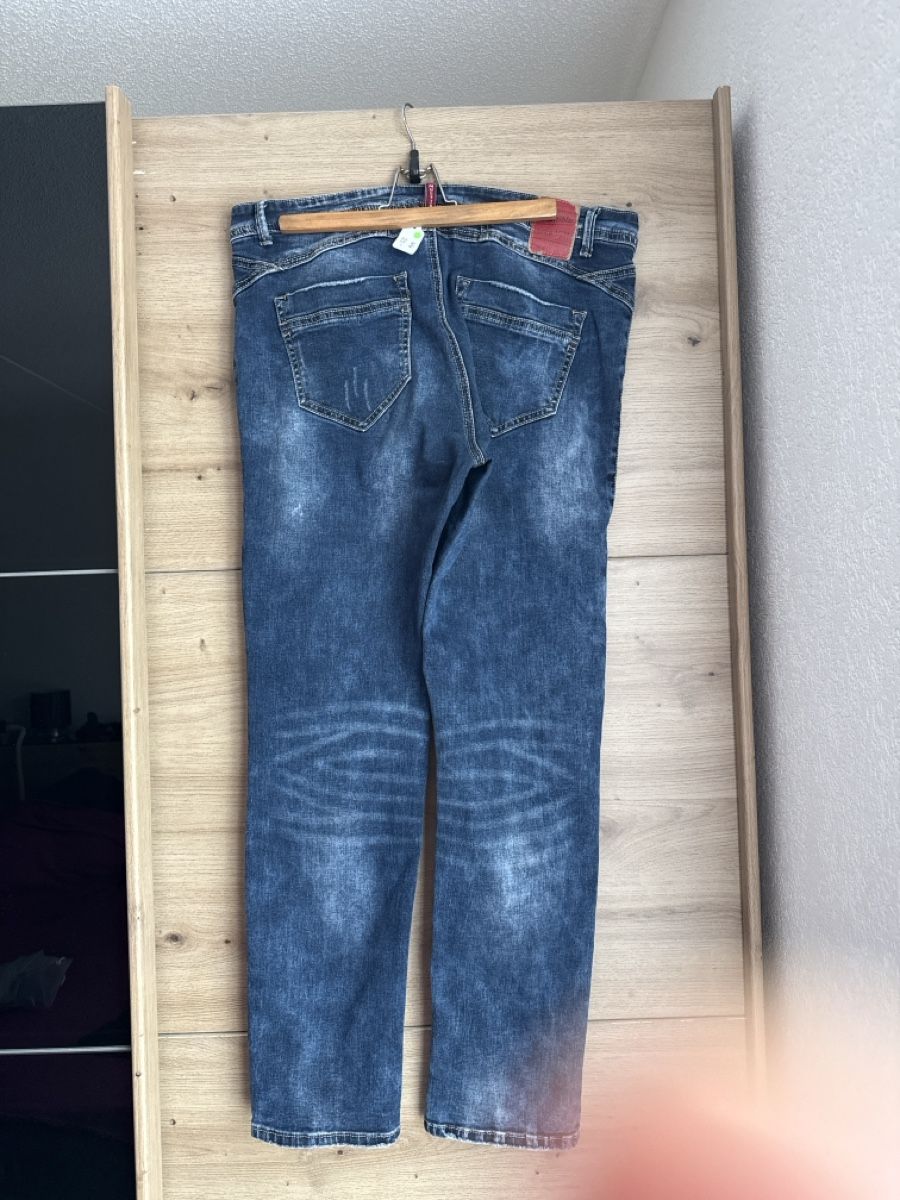 Jeans: Jean Multiblu bleu usé W44 L30 bon état – Usato da Courtételle venduto da ann_57c2 1