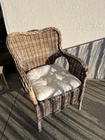 Fauteuil en rotin avec coussin blanc, bon état général