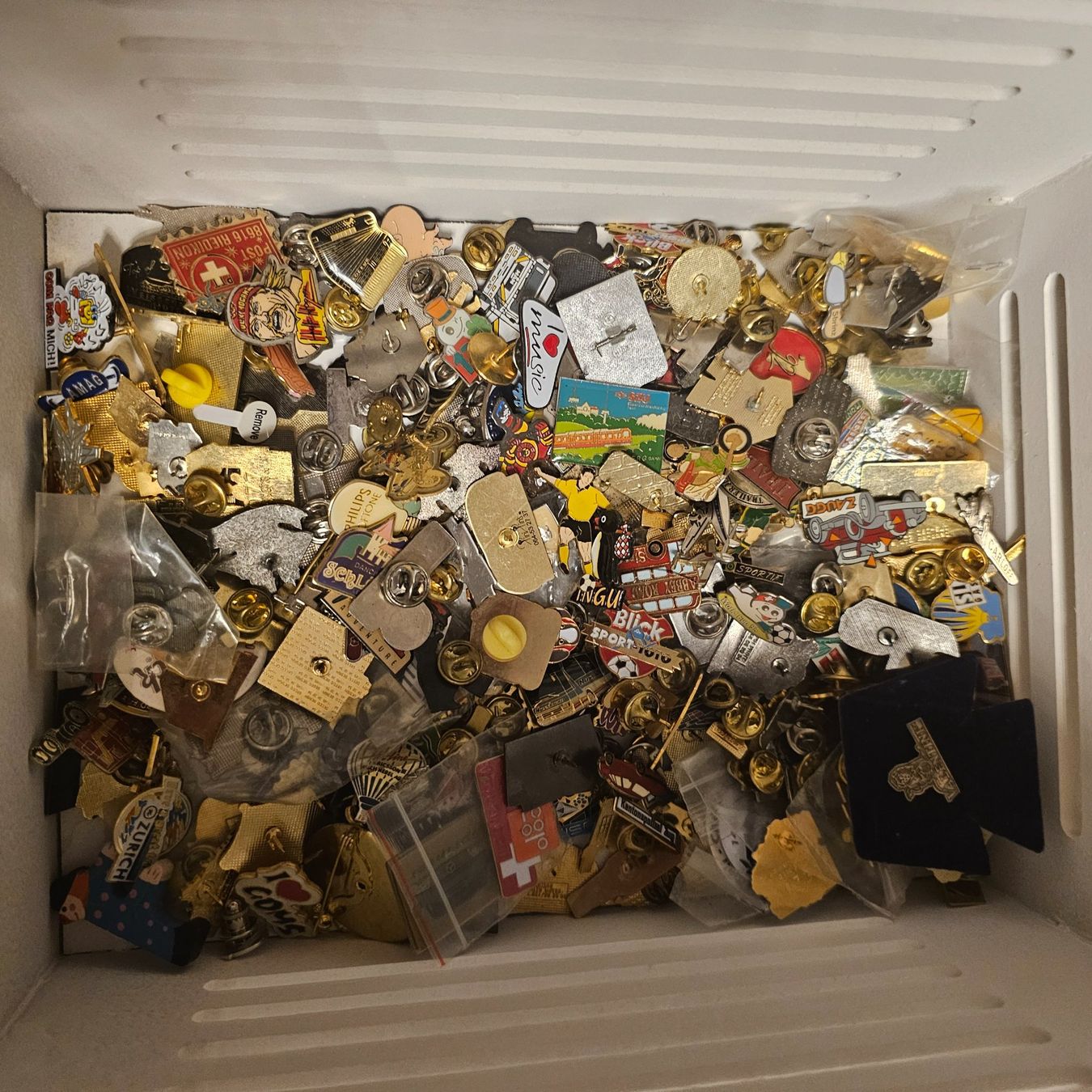 Placchette & Badge: 100 pins konvolut – Usato da wolfhalden venduto da 46464646 2