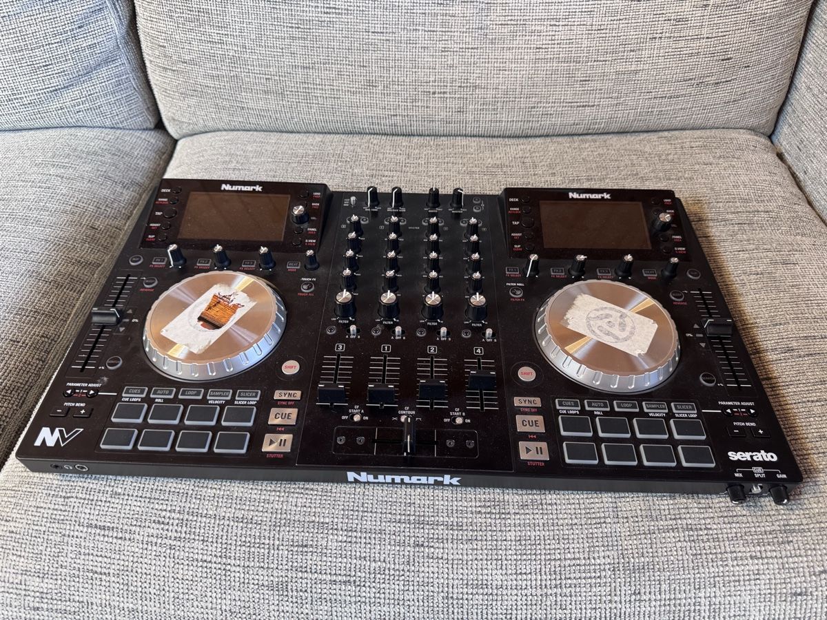 Numark Console di mixaggio: Numark NV DJ Controller mit UDG Ultimate Backpack – Usato da Doppleschwand venduto da Denos 4