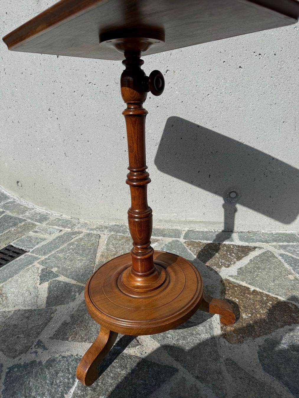 Tavoli: Stehtisch Holz Nussbaum antik – Usato da Jenins venduto da Pas_colin 2