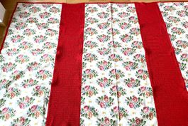 Tischdecke mit Blumenmuster und roten Streifen gehäkelt