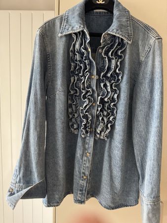 Jeansbluse MNG blau mit Rüschen vorne