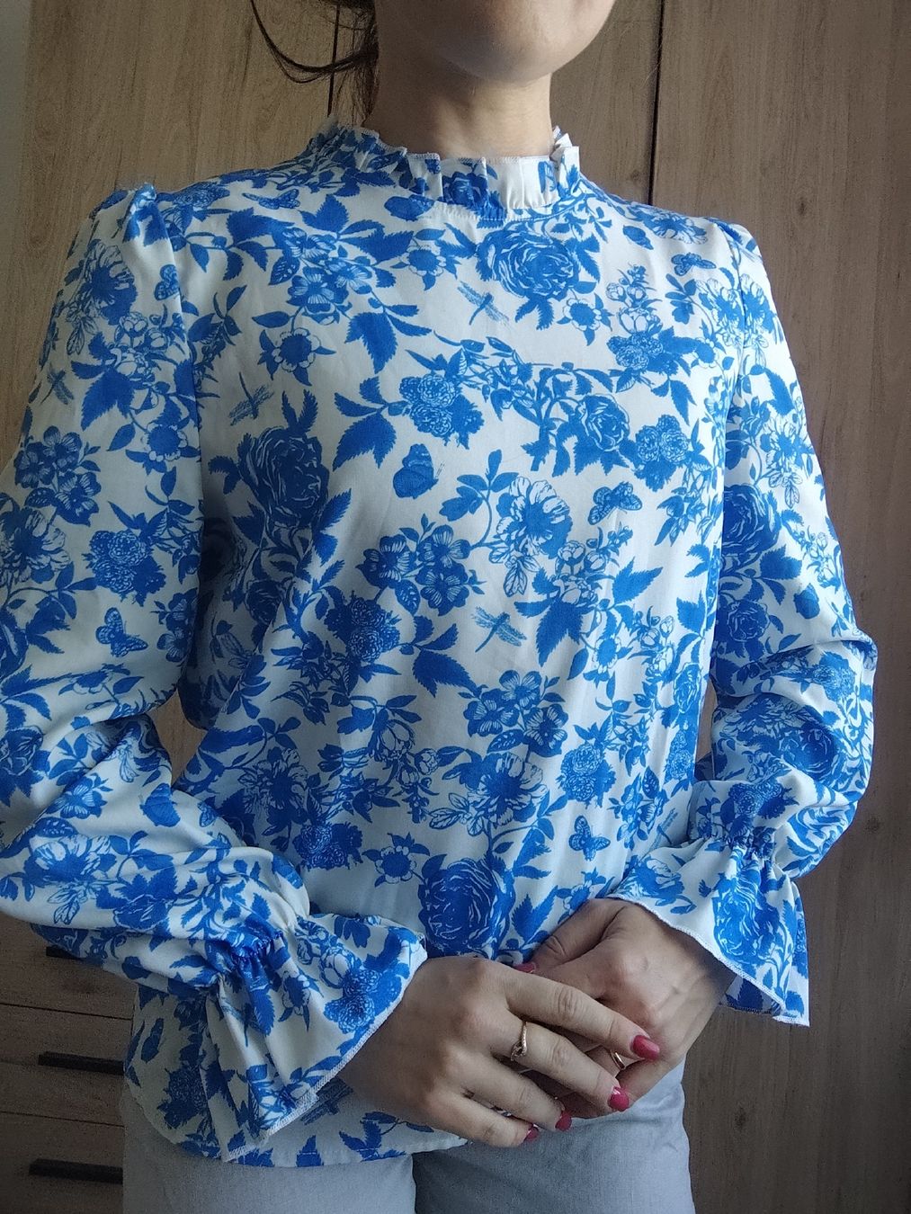Tops: Blue Floral Blouse with Ruffled Sleeves - Size S – Gebraucht aus Mägenwil von VintageGirly 3