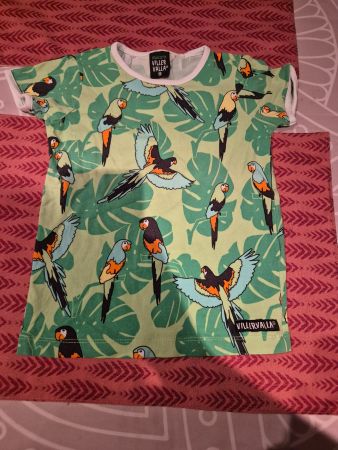 Cooles Kinder T-Shirt VillerValla Papagei Muster Grösse 98.