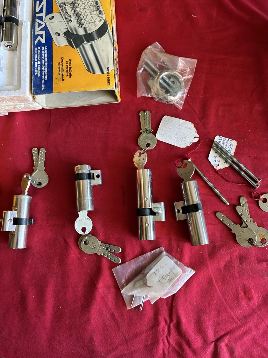 Altri prodotti elettronici: Lot de cylindres de portes  – Usato da Les Bayards venduto da Mutz51 1