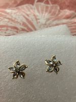 Modeschmuck, Blumenohrstecker goldfarben Kubiczirkonia Stein