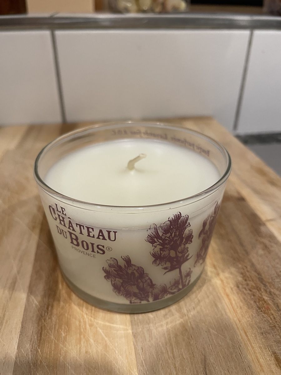 Candele: Lavendel Duftkerze "Le Chateau du Bois" – Nuovo e nell'imballaggio originale da Luzern venduto da Fledermaus82