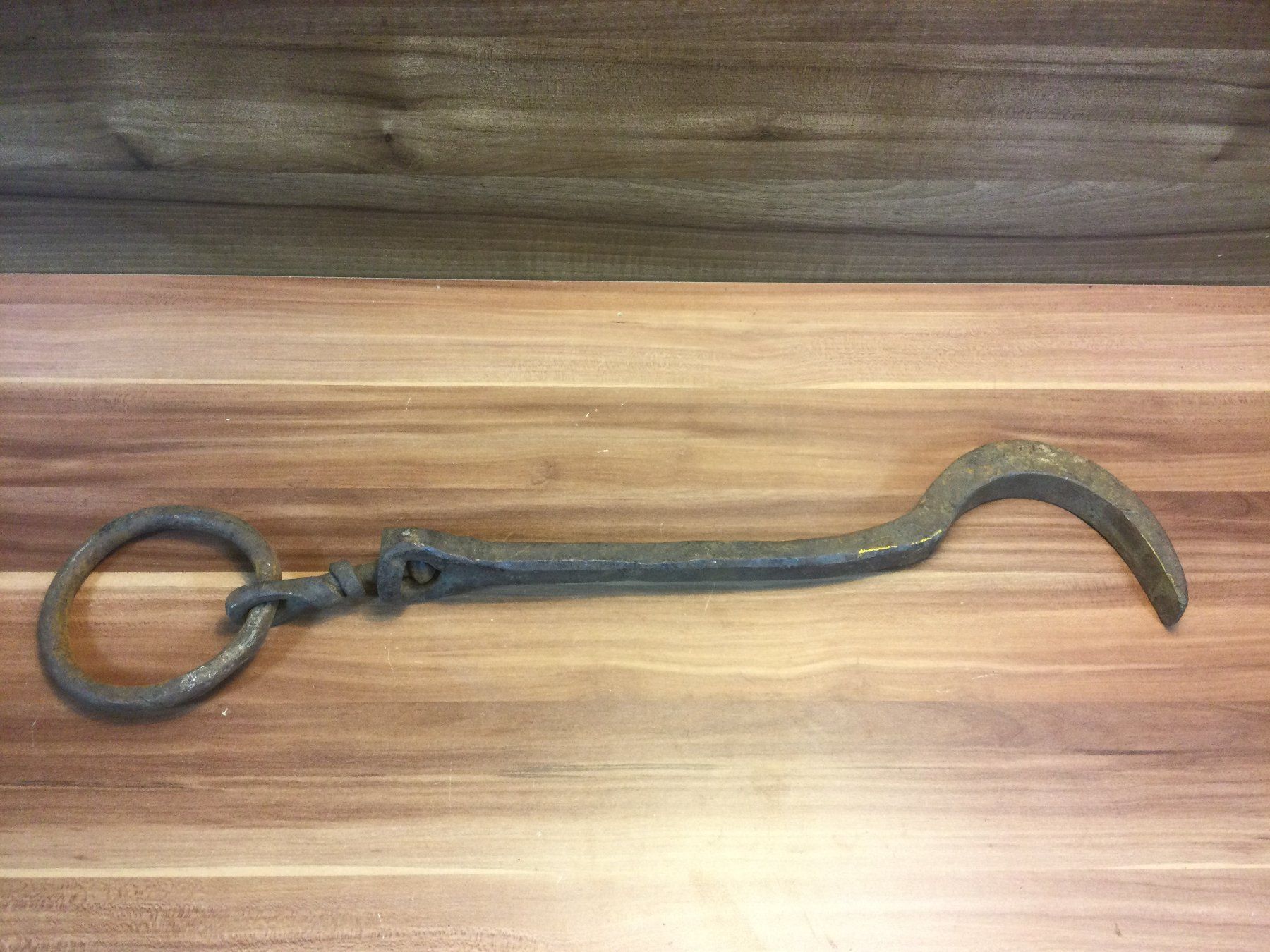 Attrezzi da lavoro: Antiker Handgeschmiedeter massiver Eisenring mit Haken – Usato da Wangen SZ venduto da kuriosum12