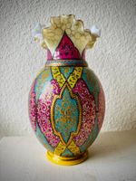 Vintage Kunstglas Vase handbemalt, mit Rüschenrand