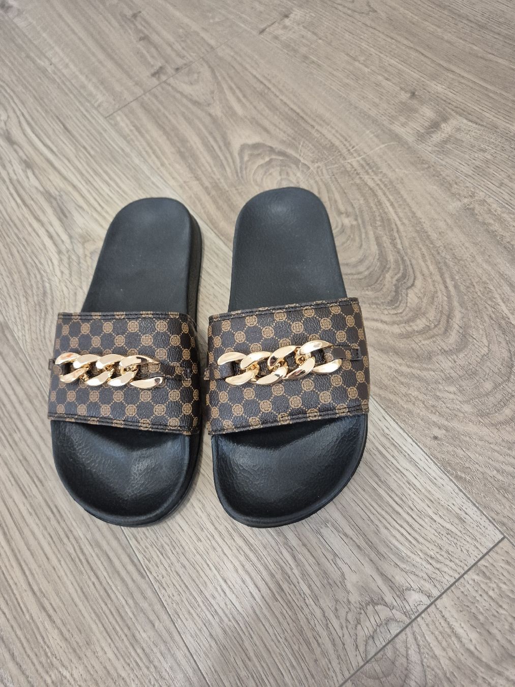 Scarpe da donna: Sommer Pantoletten mit Kette, Grösse 38, neuwertig – Nuovo (secondo la descrizione) da Oberbuchsiten venduto da Wilandra