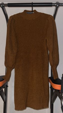 Braunes Pulloverkleid mit Puffärmeln