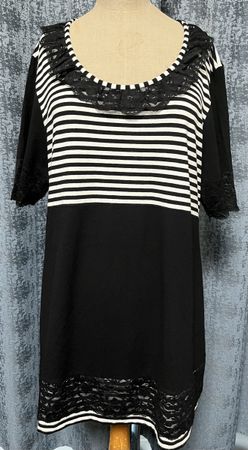 Schönes Shirt mit Spitze, Grösse 46, schwarz-weiss