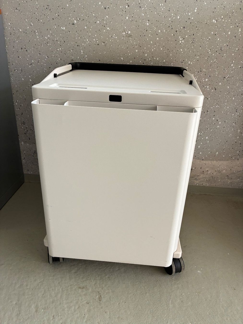 Banconi: Rollcontainer mit Henkel, Schublade und Schlüssel, weiss – Usato da Frick venduto da sandra037 4