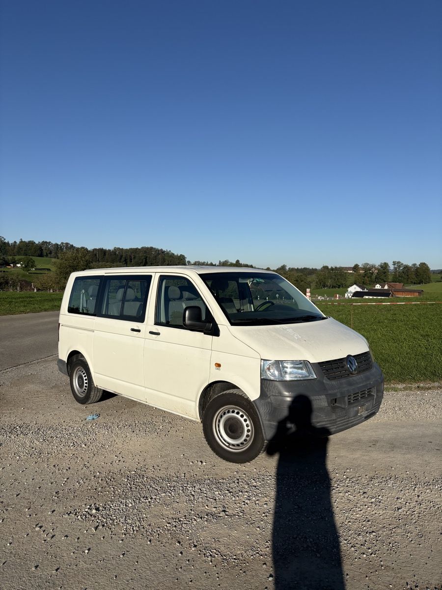 VW Autos: VW Transporter T5 mit 9 Sitzplätzen – D'occasion à Niederbüren par Benzmech 1