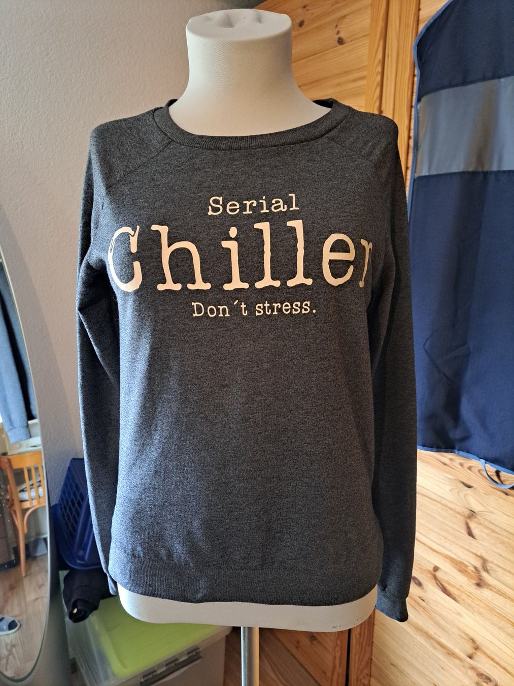 Maglioni & Felpe: Damen Pullover grau Serial Chiller Aufdruck – Usato da Rafz venduto da MuriFinn