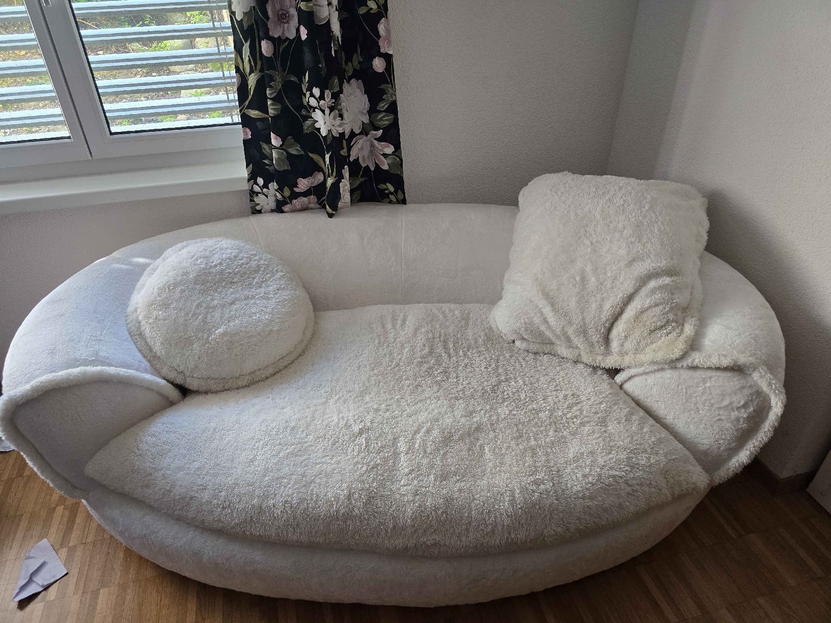 Kuscheliges weisses Sofa mit Kissen (Gebraucht) in Winkel für CHF 60 – nur Abholung auf Ricardo kaufen