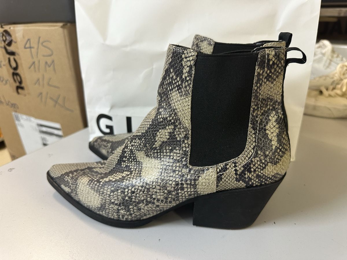 Scarpe da donna: Stiefeletten aus Kunstleder – Nuovo (secondo la descrizione) da Muttenz venduto da Tschulietta_105
