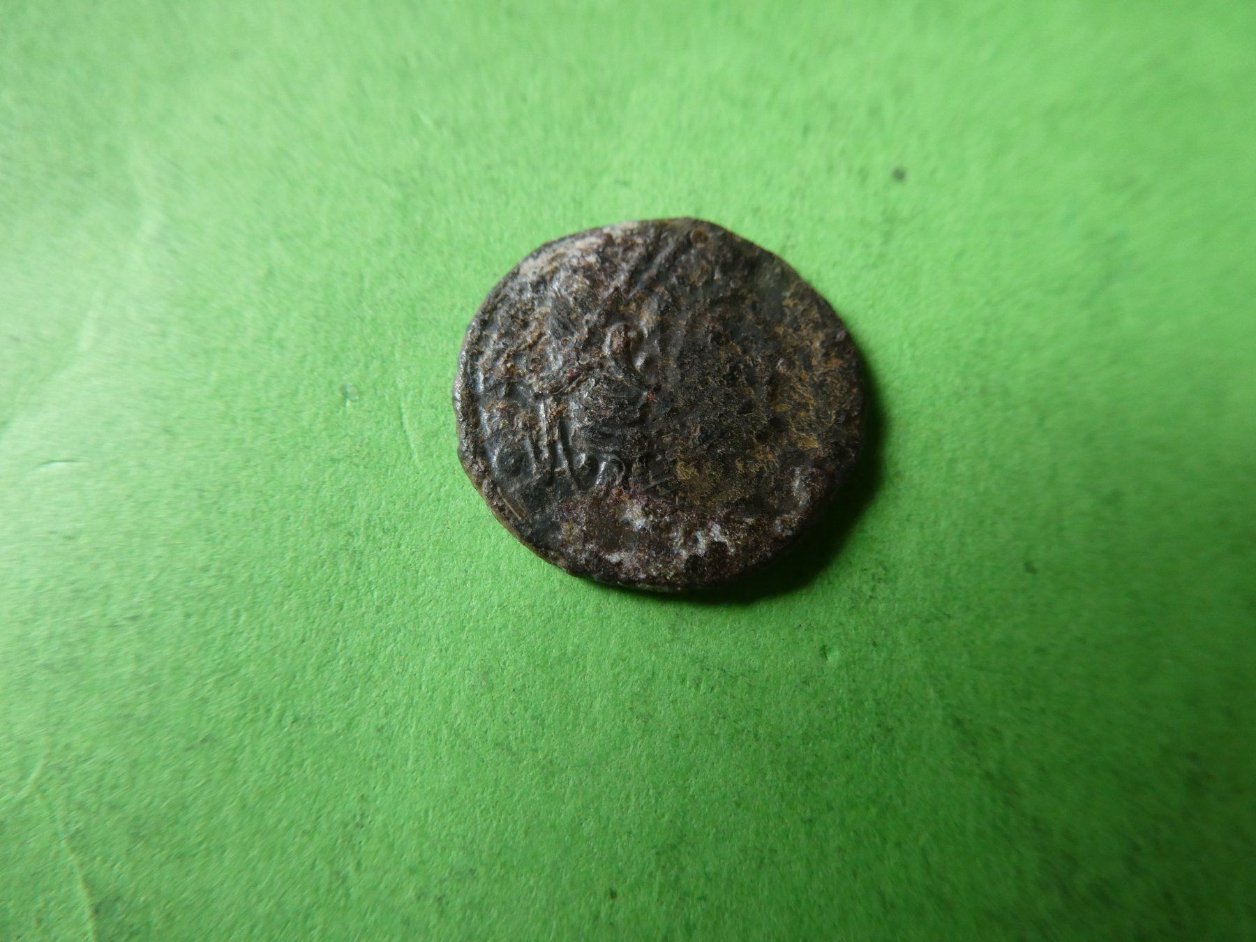 Alle Münzen: uralte Bronzemünze  15 mm     1.33 g – Gebraucht aus Hinterforst von Rohusri