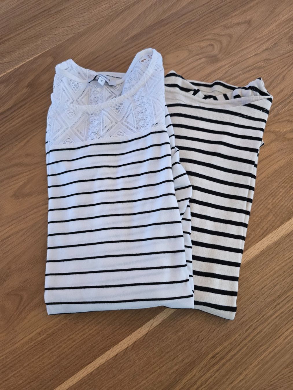 Maglioni & Felpe: 2 x Umstands-Shirts Grösse S – Usato da Zäziwil venduto da Seisler