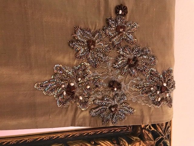 Foulard & Sciarpe: senffarbener Seidenschal mit Perlen – Nuovo e nell'imballaggio originale da Flurlingen venduto da Tobia04 1