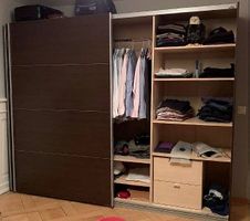 Kleiderschrank mit Schiebetüre