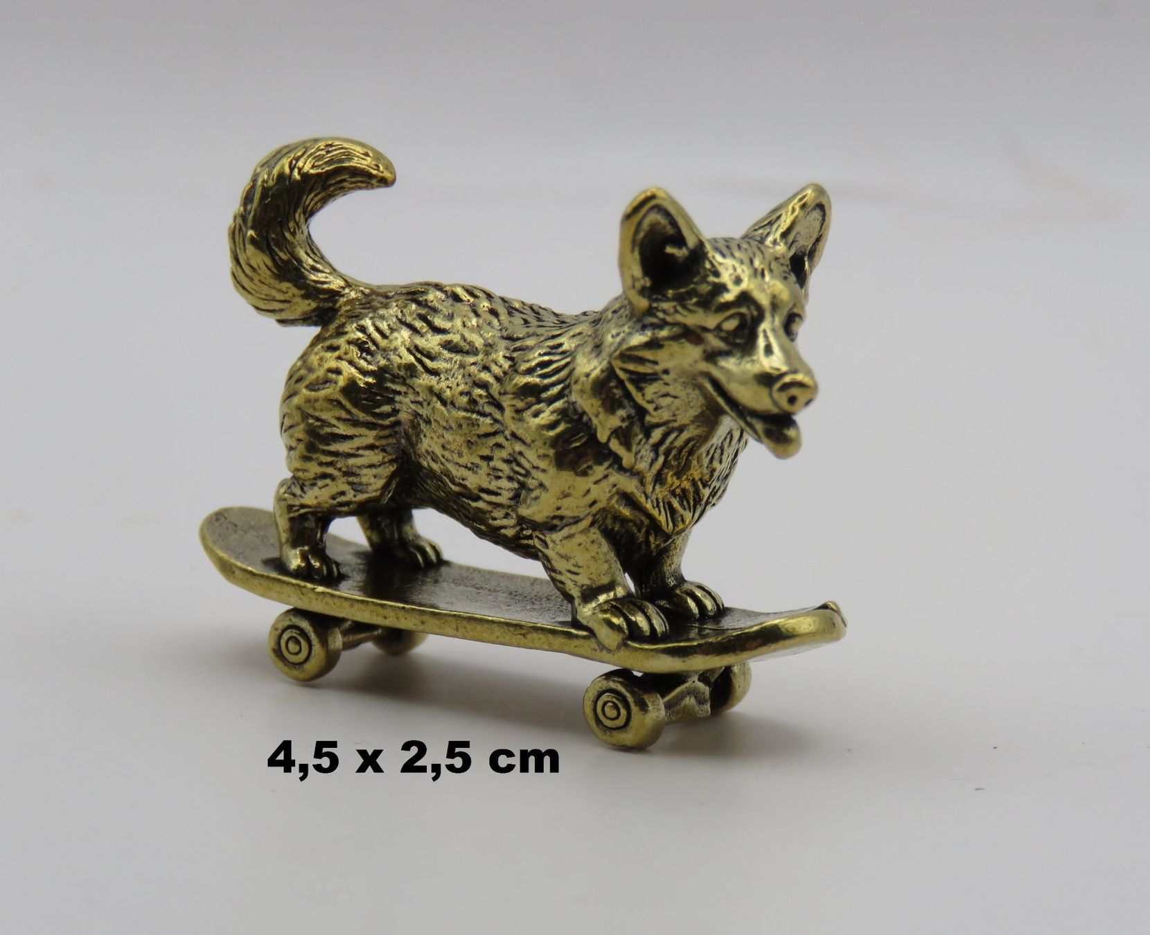 Figuren: CORGI auf SKATEBOARD - Figur aus Messing - 4,5x2,5cm – Neu und originalverpackt aus Grenchen von Yamahwildstar16