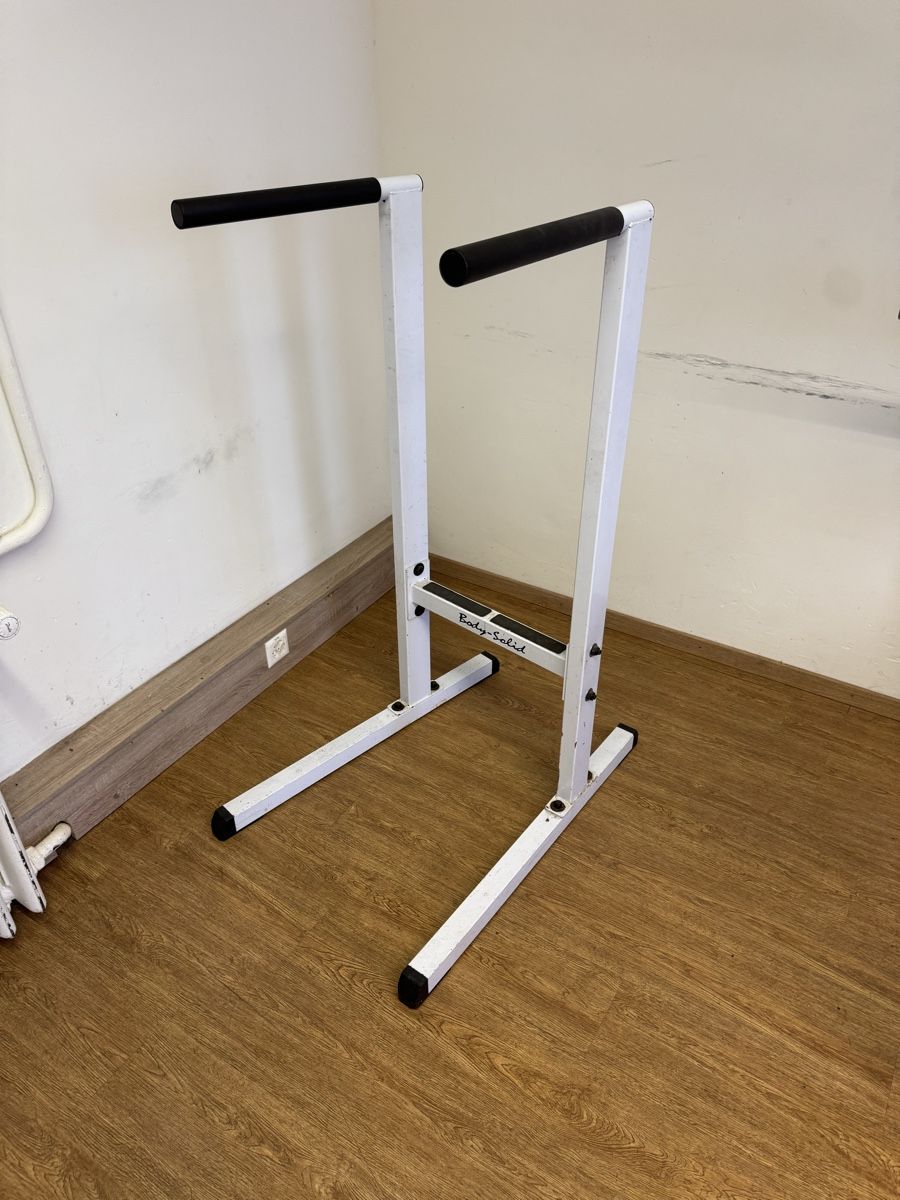 Hometrainer: Fitness Body Solid Dip Station Dips Bar Stabil und robust – Usato da Uetliberg venduto da Mitinsky 4