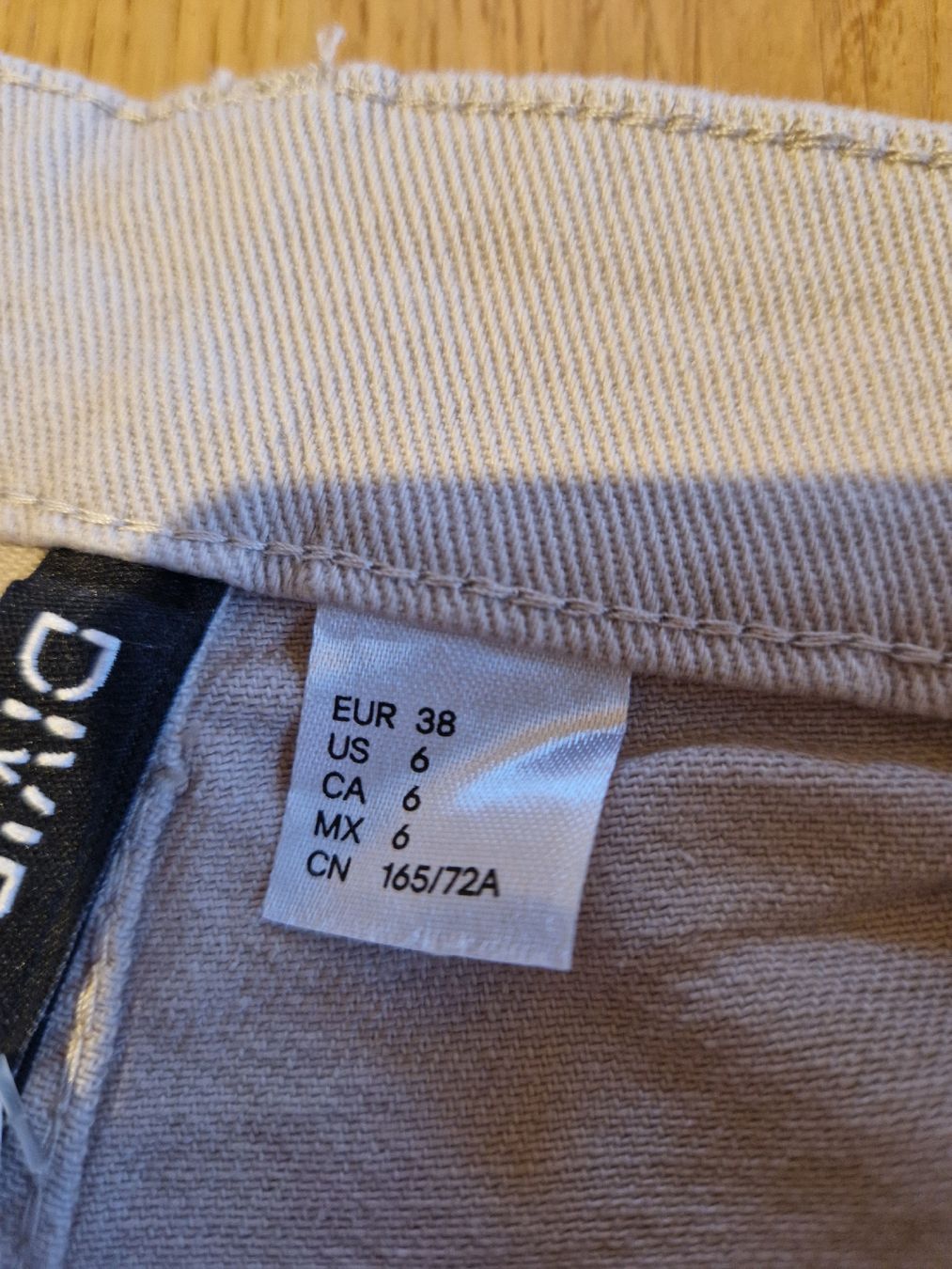 H&M Pantaloni: Neue Shorts von H&M, Grösse 38 – Nuovo e nell'imballaggio originale da Innerberg venduto da Noe25 1