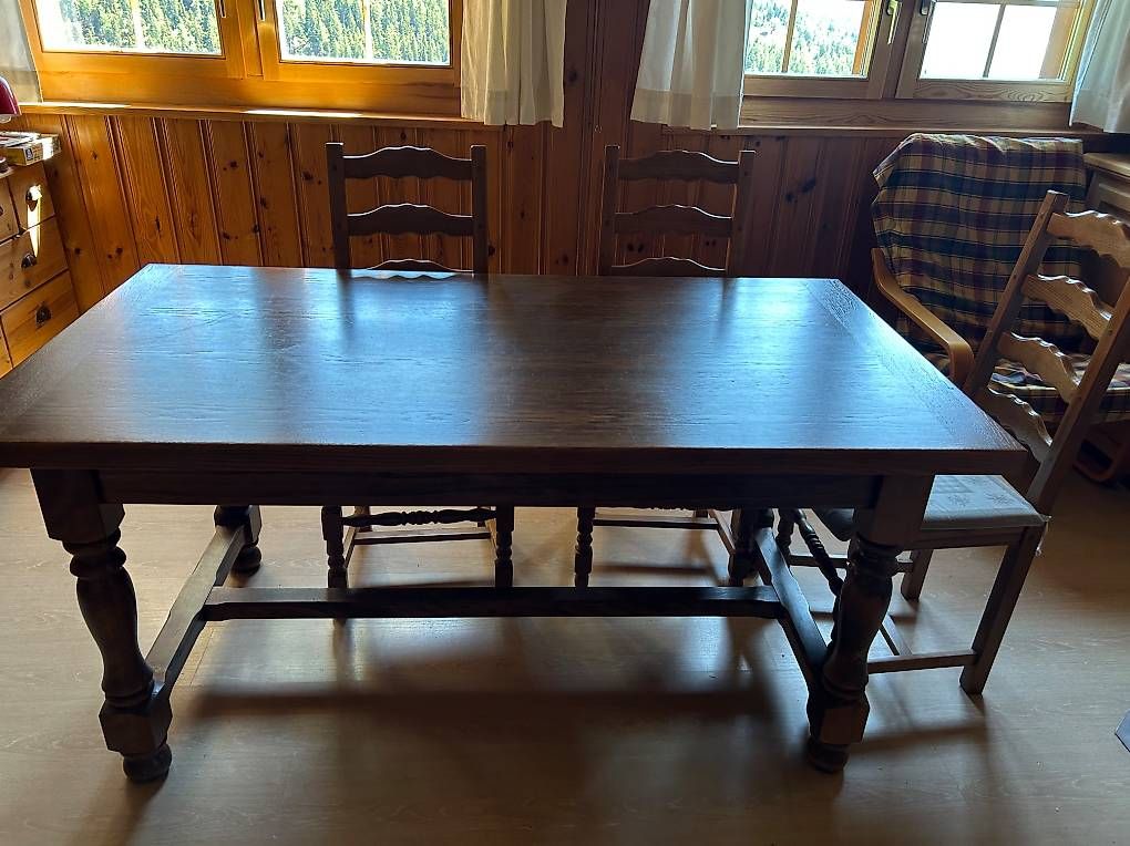 Tavoli: Table en très bon état  – Usato da Sion venduto da mar_s6td