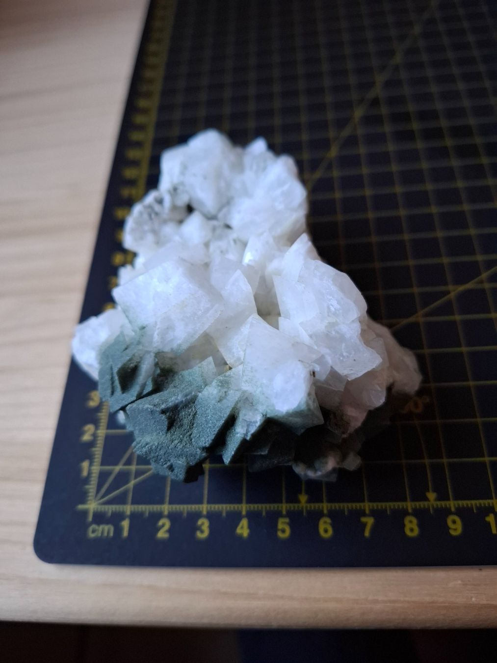 Minerali & Pietre curative: Ein Mineral Adular mit Chlorit – Usato da Zwieselberg venduto da Halifaxmendusli 4