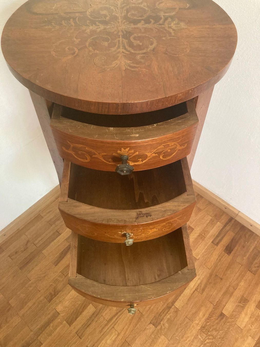Commodes: Kommode mit eingelegten Ornamenten – D'occasion à Erstfeld par Pfiffholder 3