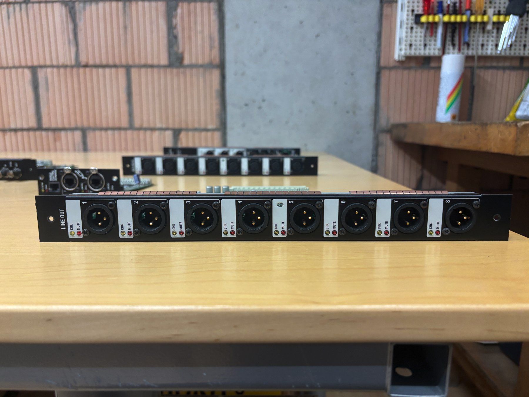 Allen & Heath Console di mixaggio: Allen & Heath iLive Line Output Module – Usato da Frauenfeld venduto da ibkl5512