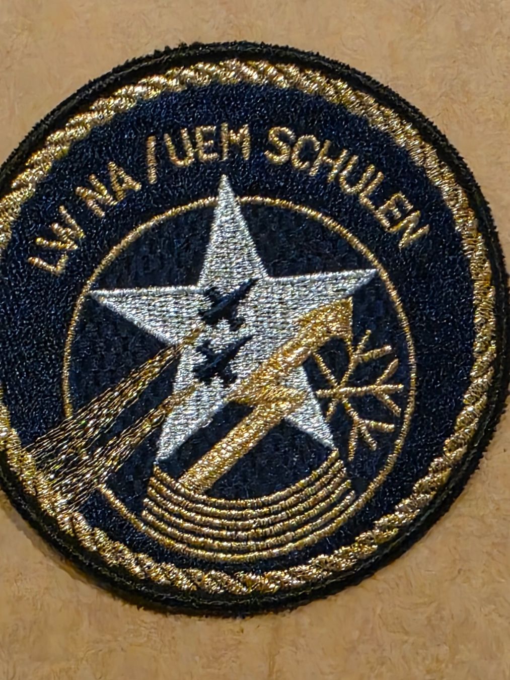 Schweizer Armee Placchette & Badge: Luftwaffe Abzeichen Badge LW UEM Schulen – Nuovo (secondo la descrizione) da Nyon venduto da freetoys08